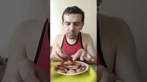 Обжор мукбанг жареная колбаса вареная Стародворье Фирменная