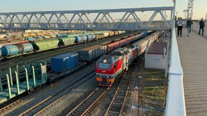 «Длинный!» Электровоз ЭП2К - 289 с пасс.поезда на ст.Дёма, август 2025 года