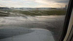 взлет с дождливого аэропорта Венеции