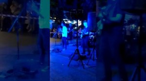 Публика любит уличных музыкантов!