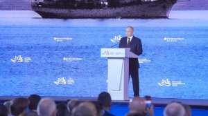 Владимир Путин выступает на пленарном заседании ВЭФ. Трансляция