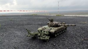 Танк Т-72 с минным тралом