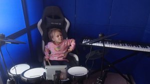 Дочка очень любит музыку и барабан