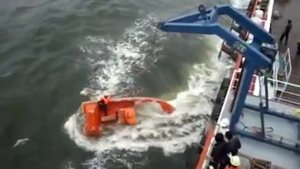 Как не нужно спускать спасательную шлюпку...