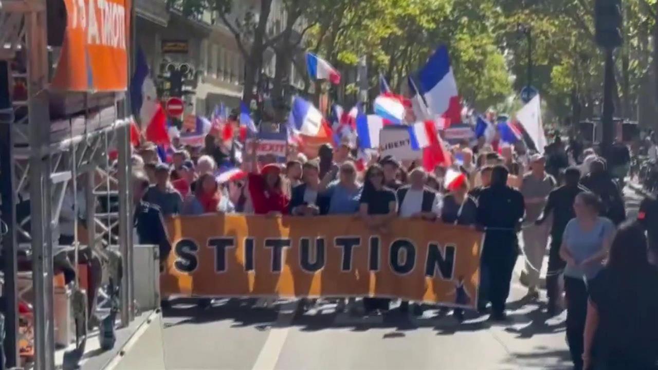 Во Франции на массовом митинге потребовали отставки президента Макрона и премьера Байру