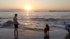 На набережной у моря