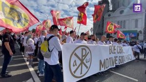 У храма Христа Спасителя в Москве собрались верующие в ожидании крестного хода