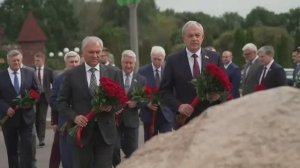 Вячеслав Володин и депутаты возложили цветы к памятному камню Константина Симонова, 7 сентября 2025