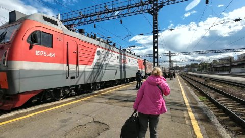 Поездка на поезде из Иркутска - вид из окна вагона | Железная дорога в Сибири