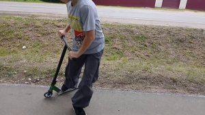 скользим на самокатах с ромой ( так лучше не делайте лучше в скейт парке)