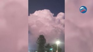 Огромная туча со сверкающими молниями налетела на город и шокировала местных жителей
