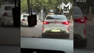 Тиктокер станцевал на капоте едущего авто в Армавире