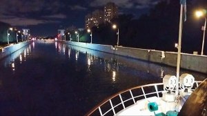 проход шлюза ночью