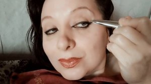 Массирует веки, с помощью массажёра из г-цы Севастополь.