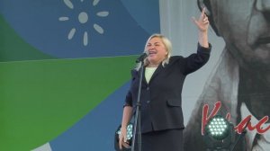 Горячева Н. - "Певец у микрофона"