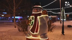 Снеговик с подарком. Новогодние уличные фигуры из стеклопластика, светодиодные арт-объекты.