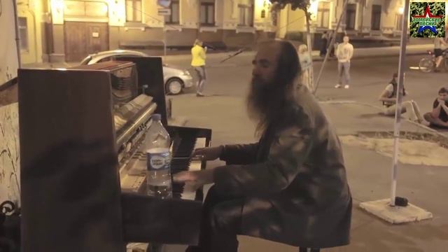 Уличные музыканты - Крутая мелодия на пианино смотреть онлайн