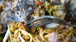 Тайская уличная еда Цветочный краб Рыба Аль Гуксу жареный рис морское чудовище хлопковый пот