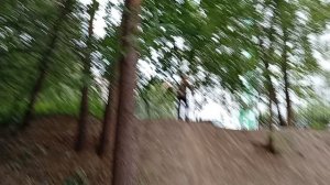 катаемся в лесу с горки но на трюковых самокатах