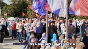 Верующие ожидают общемосковского крестного хода у храма Христа Спасителя