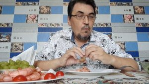 Перекус креветками.