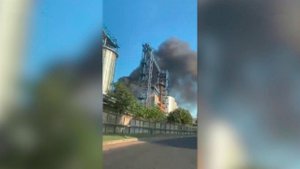 Момент удара ВС РФ по Крюковскому мосту в Полтавской области попал на видео
