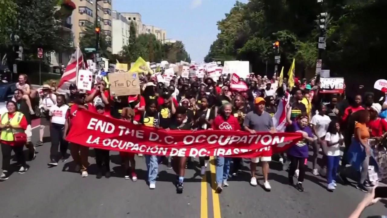 Тысячи демонстрантов вышли на улицы Вашингтона с акцией против политики Трампа