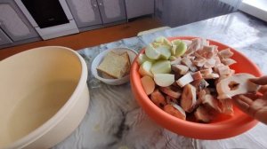 Делаю рыбные котлеты, занимаюсь морковью.