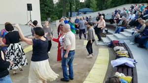 250907 Летняя эстрада подтанцовка концерт группа зрители танцуют танцы под песню парк город Орёл арт