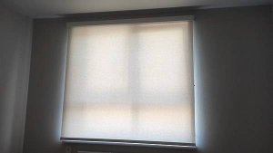 Современные рулонные шторы Benthin М с оригинальной по дизайну квадратной кассетой.