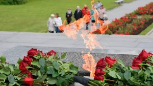 Жертв блокады вспоминают в Санкт-Петербурге. Тысячи людей пришли на Пискаревское кладбище