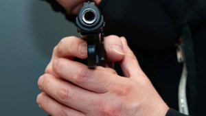 Вооруженный мотоциклист выстрелил в лицо инста-диве Лоле Долл