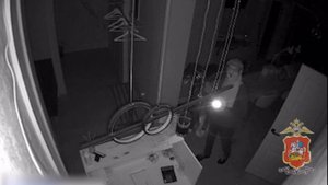 Подмосковные полицейские задержали подозреваемого в краже 400 000 рублей из салона красоты в Мытищах