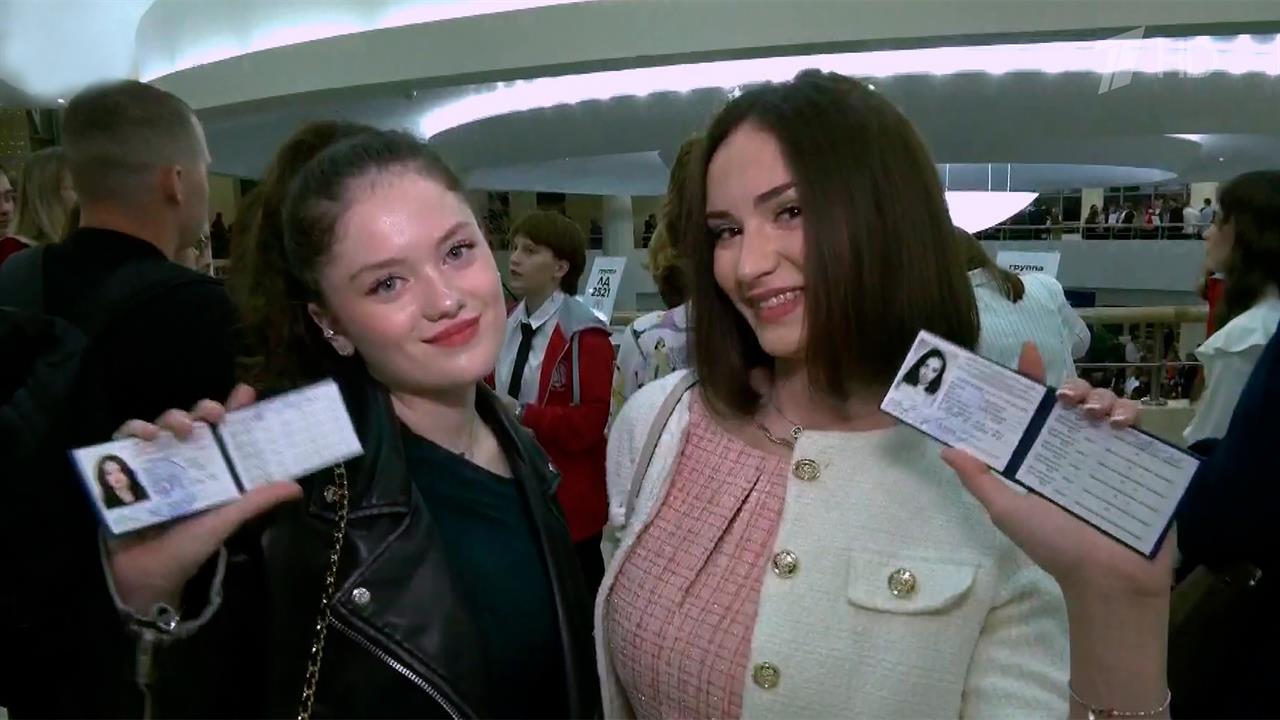 Студенческие билеты вручили первокурсникам, которые будут учиться в вузе имени академика Петровского