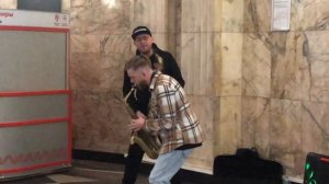 Два саксофона. Вспоминается создатель инструмента Сакс и бельгийский Динан, где Сакс родился…