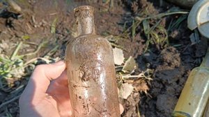 Раскопки бутылок в жару.