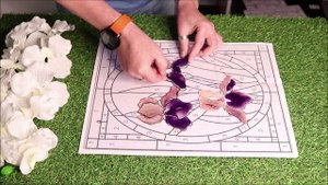 Нанесение декоративного элемента на клеевой основе