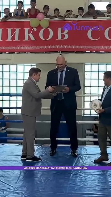 Николай Валуев посетил школу бокса в Ошe