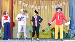 Спектакль учителей "Незнайка в Солнечном городе"