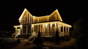 Умная архитектурная подсветка частного дома: монтаж за 1 день, неон + бахрома, управление с телефона