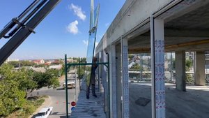 Остекление фасада при помощи манипулятора