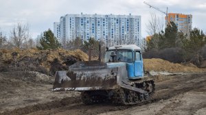 Гусеничный трактор ДТ-75М "Казахстанец". Планировка участка. Звук А-41. / Old Soviet tractor DT-75M