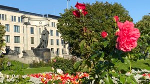 Прогулка по Москве. Сквер около памятника Александру II.