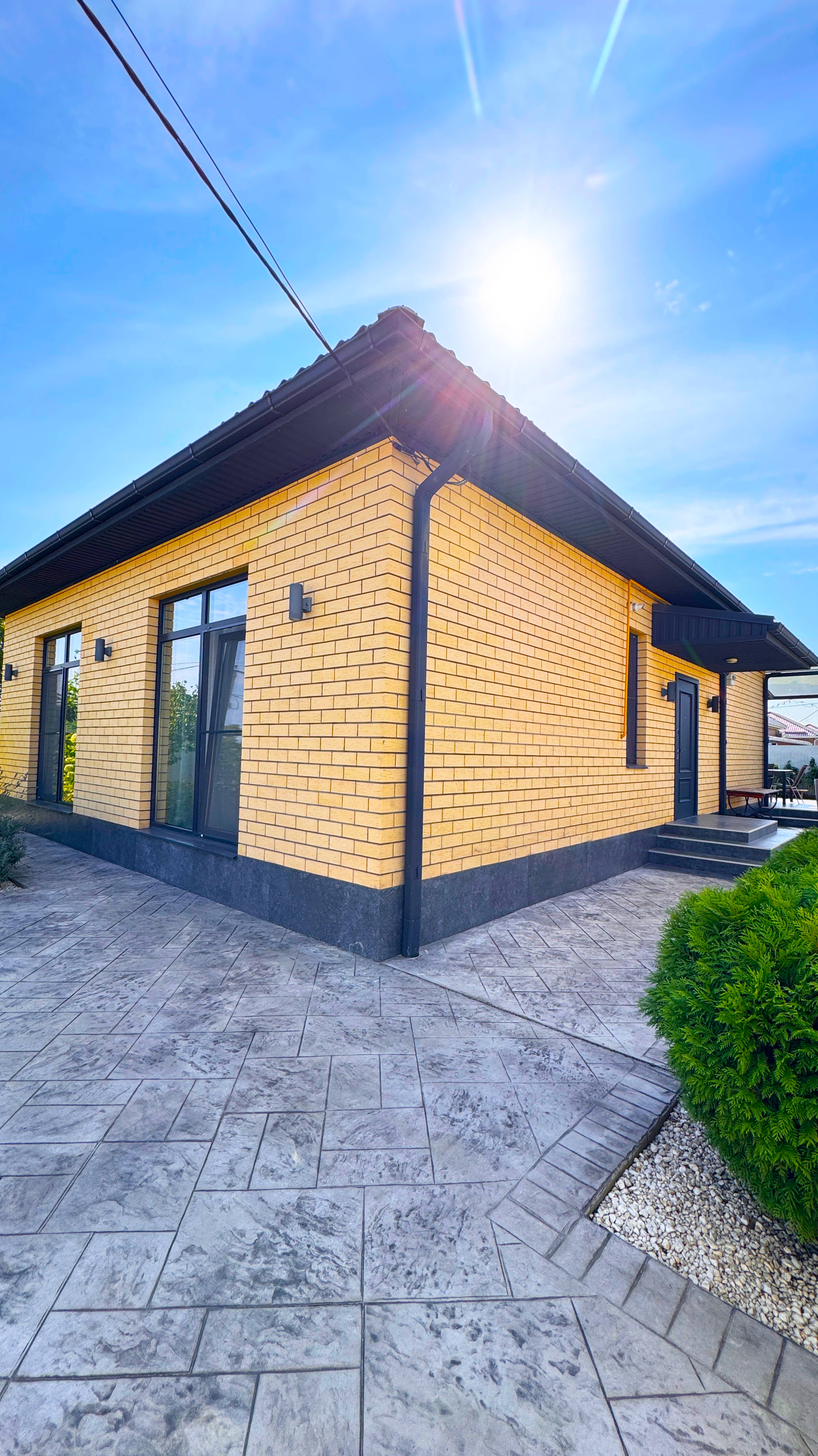 Уютный домик с террасой, бассейном и банановыми пальмами на участке смотреть онлайн