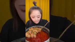 нукбанг китаянка ест на камеру