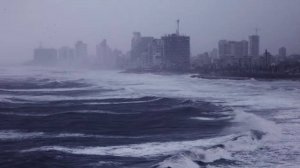 Гонконг оказался в эпицентре тропического шторма «Тапа». Люди спасаются в убежищах, город опустел