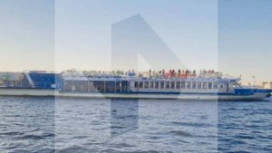 В Петербурге теплоход "Чайка" с 71 человеком на борту сел на мель
