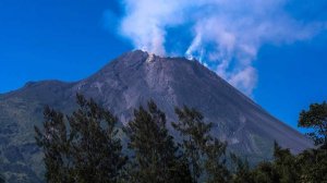 В Индонезии вулкан Мерапи выбросил пепел на высоту более 3,9 км