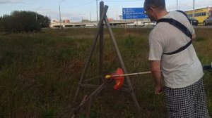 Двушка (CG260B) Лайт бензокоса "Красная Звезда" режет сухие доски на козлах.