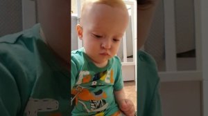 Рома сам нажимает на кнопки игрушки и возвращает её на место, 12:00, 8.09.2025